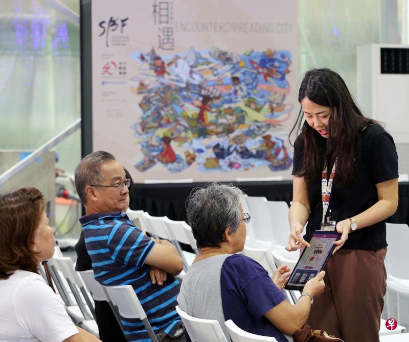 昨天出席书展的公众除了能听新闻工作者分享新闻,也学习如何通过应用读报。华文媒体集团的工作人员在现场向公众示范阅读电子报的程序。(严宣融摄) 昨天出席书展的公众除了能听新闻工作者分享新闻,也学习如何通过应用读报。华文媒体集团的工作人员在现场向公众示范阅读电子报的程序。(严宣融摄)