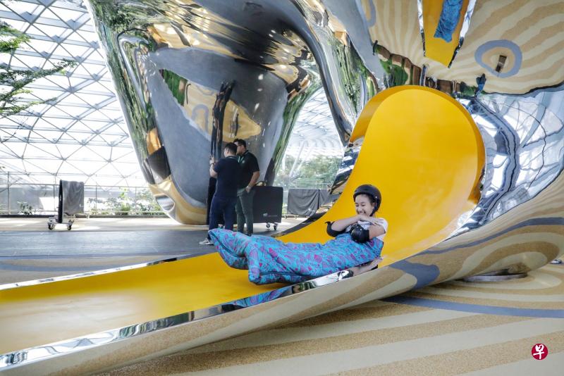 所有购买星空花园入门票的公众都可到奇幻滑梯玩乐,这个游乐设施有四种巨型滑梯,喜欢刺激的访客可以挑战这个几乎垂直而下的滑梯。(林国明摄) 所有购买星空花园入门票的公众都可到奇幻滑梯玩乐,这个游乐设施有四种巨型滑梯,喜欢刺激的访客可以挑战这个几乎垂直而下的滑梯。(林国明摄)