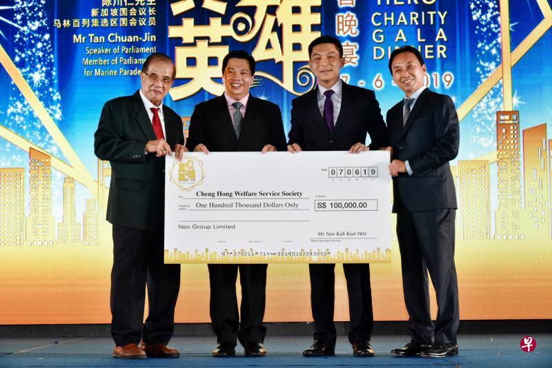 国会议长陈川仁(右二)、众弘福利协会主席林汉存(左一)与慈善晚宴筹备委员会主席洪振群(右一)在接受梁佳吉(左二)捐献的10万元善款时合影。(特约伍书永摄) 国会议长陈川仁(右二)、众弘福利协会主席林汉存(左一)与慈善晚宴筹备委员会主席洪振群(右一)在接受梁佳吉(左二)捐献的10万元善款时合影。(特约伍书永摄)