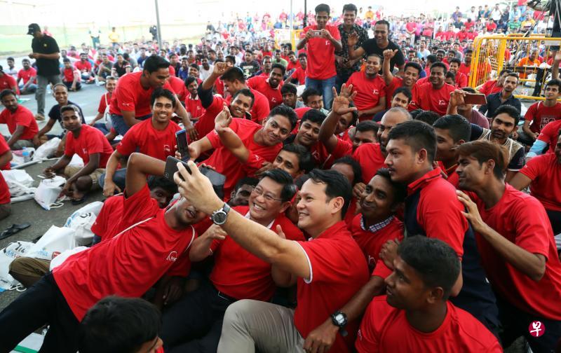 国家发展部兼人力部政务部长扎吉哈(前排右二)和外籍劳工中心主席杨木光(前排右三)昨天在全国职工总会和外籍劳工中心联办的客工劳动节庆祝会上,和出席活动的客工自拍留念。(饶进礼摄) 国家发展部兼人力部政务部长扎吉哈(前排右二)和外籍劳工中心主席杨木光(前排右三)昨天在全国职工总会和外籍劳工中心联办的客工劳动节庆祝会上,和出席活动的客工自拍留念。(饶进礼摄)