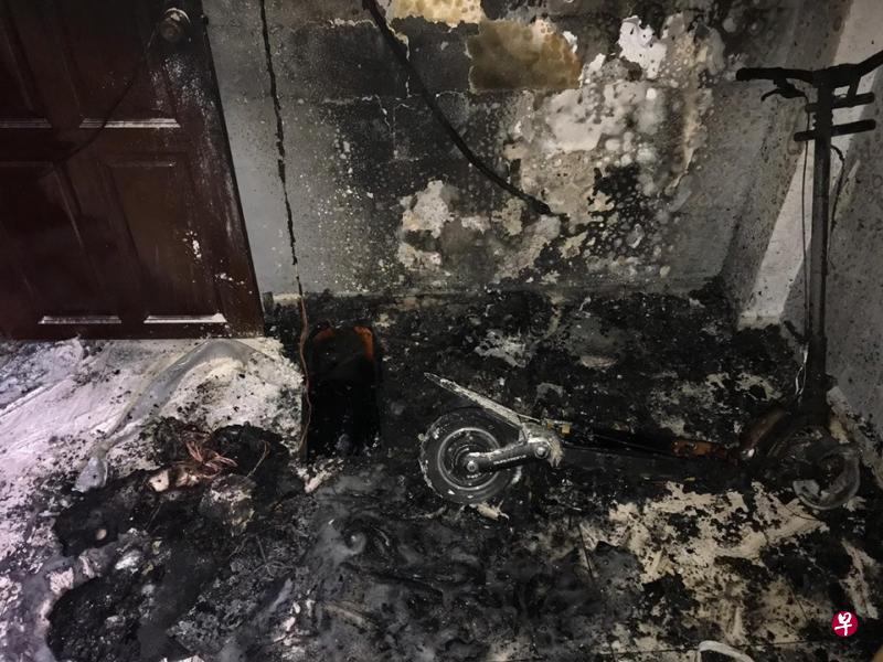 宏茂桥一个组屋单位的睡房被付之一炬,火患发生前,房里的一辆电动踏板车正在充电。(取自民防部队面簿) 宏茂桥一个组屋单位的睡房被付之一炬,火患发生前,房里的一辆电动踏板车正在充电。(取自民防部队面簿)