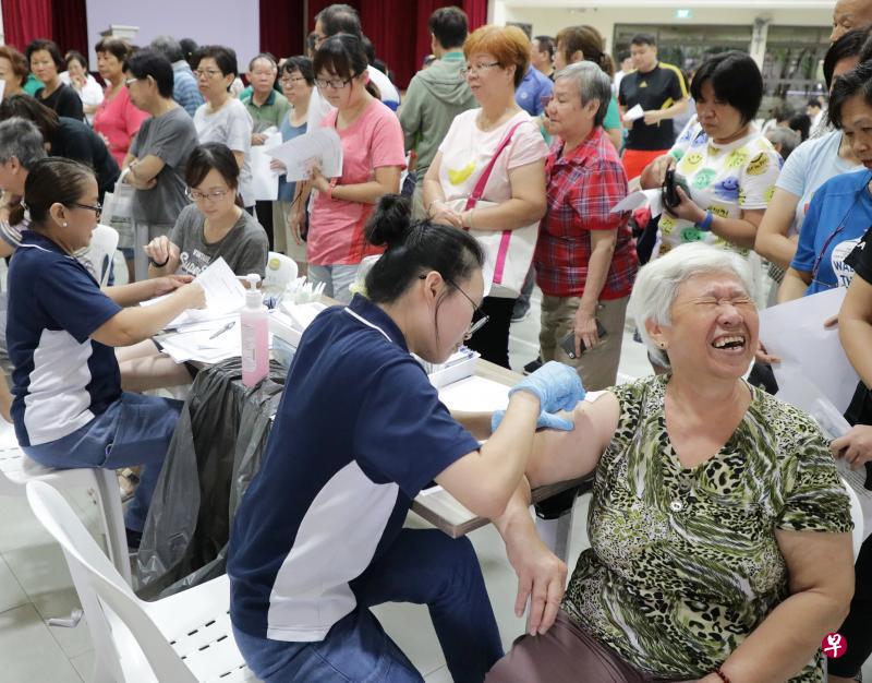女皇镇公民咨询委员会和新加坡国立大学医学组织旗下的亚历山大医院合作,为区内200名弱势居民免费注射流感疫苗,降低他们患上流行性感冒的风险,保持身体健康。(林国明摄) 女皇镇公民咨询委员会和新加坡国立大学医学组织旗下的亚历山大医院合作,为区内200名弱势居民免费注射流感疫苗,降低他们患上流行性感冒的风险,保持身体健康。(林国明摄)