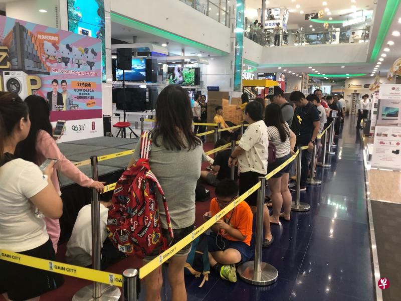 Hello Kitty迷星期天一早,就在丰城双溪加株霸级旗舰店排队,购买预订的丰城Hello Kitty玩偶。(商家提供) Hello Kitty迷星期天一早,就在丰城双溪加株霸级旗舰店排队,购买预订的丰城Hello Kitty玩偶。(商家提供)