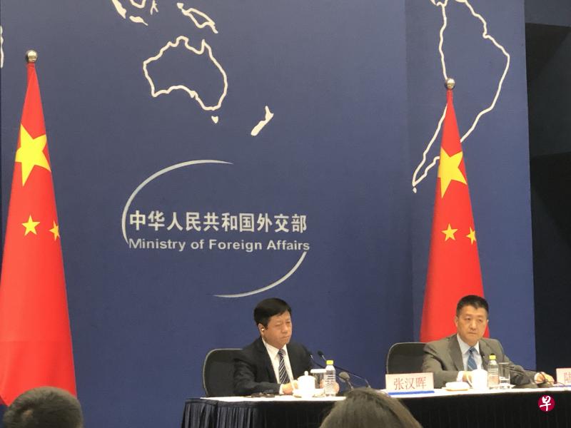 中国外交部副部长张汉晖(左)今天称,批评中国处理新疆问题方式者是“从冷战的坟墓中钻出来的僵尸”。右为外交部发言人陆慷。(游润恬摄) 中国外交部副部长张汉晖(左)今天称,批评中国处理新疆问题方式者是“从冷战的坟墓中钻出来的僵尸”。右为外交部发言人陆慷。(游润恬摄)