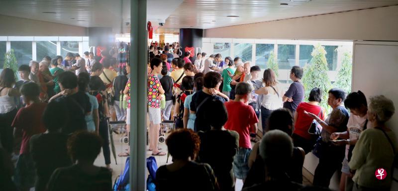 大巴窑中心的星展银行昨天早上未开门已见人龙,有公众甚至提前两小时到场等候,准备换取开埠200周年纪念钞。(严宣融摄) 大巴窑中心的星展银行昨天早上未开门已见人龙,有公众甚至提前两小时到场等候,准备换取开埠200周年纪念钞。(严宣融摄)