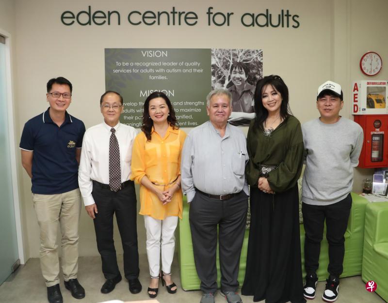 歌手齐豫(右二)、黎沸挥(右一)、黄红英(右四)在客属总会总务吴文昌(右三)的陪同下,造访忆恩成人中心,为自闭症患者递上关怀。(饶进礼摄) 歌手齐豫(右二)、黎沸挥(右一)、黄红英(右四)在客属总会总务吴文昌(右三)的陪同下,造访忆恩成人中心,为自闭症患者递上关怀。(饶进礼摄)