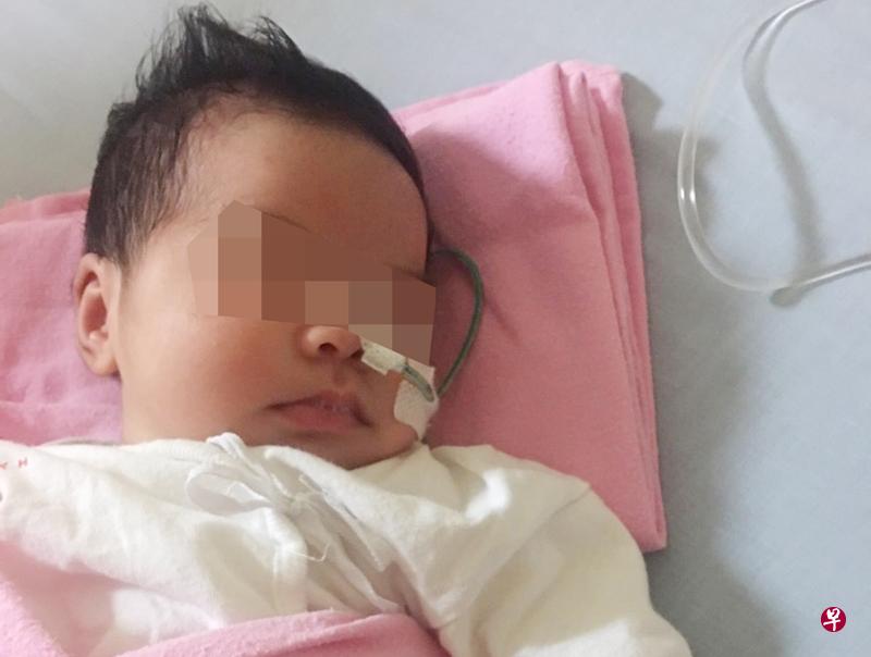 陈先生指，陪月嫂或喂过多牛奶，导致一个月大女儿入院。（受访者提供）