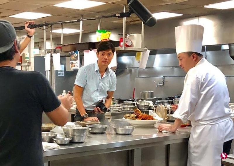 杨君伟到厨房参与“琼瑶宴”制作,乐在其中。(受访者提供) 杨君伟到厨房参与“琼瑶宴”制作,乐在其中。(受访者提供)