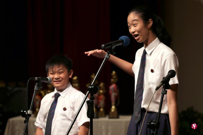 冠军得主黄建豪(左,13岁)与毛亦沁(右,14岁)合力表演原创相声《开埠200》。 冠军得主黄建豪(左,13岁)与毛亦沁(右,14岁)合力表演原创相声《开埠200》。