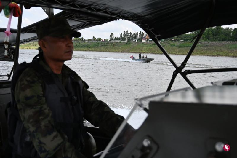 在泰国东北与老挝交界的湄公河上,泰国海军天天乘快艇巡逻,白天似乎一切平静,一到夜里,黑白两道便暗中较劲。(法新社) 在泰国东北与老挝交界的湄公河上,泰国海军天天乘快艇巡逻,白天似乎一切平静,一到夜里,黑白两道便暗中较劲。(法新社)