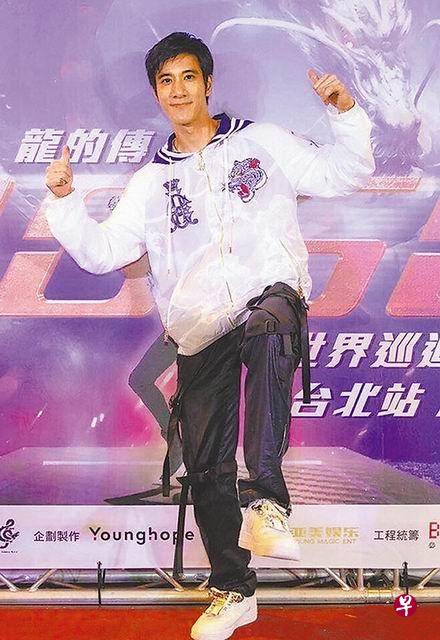 王力宏完成两场演唱会后,开心庆功。(互联网) 王力宏完成两场演唱会后,开心庆功。(互联网)