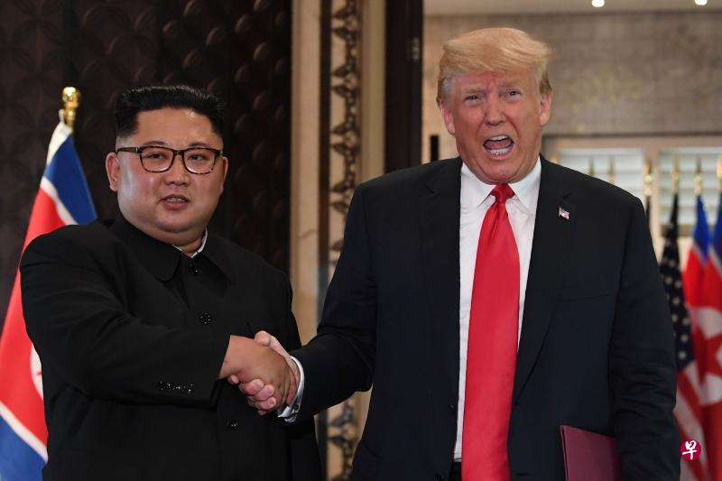 2018年6月12日,朝鲜领导人金正恩与美国总统特朗普在新加坡圣淘沙岛卡佩拉酒店举行的协议签署仪式上握手。(法新社) 2018年6月12日,朝鲜领导人金正恩与美国总统特朗普在新加坡圣淘沙岛卡佩拉酒店举行的协议签署仪式上握手。(法新社)