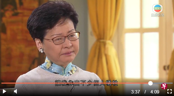 针对被指“卖港”的批评,香港行政长官林郑月娥今天受访时哽咽说:“我怎么卖港?我土生土长...我对这个地方的爱,让我作出不少个人牺牲”。(香港无线电视截图) 针对被指“卖港”的批评,香港行政长官林郑月娥今天受访时哽咽说:“我怎么卖港?我土生土长...我对这个地方的爱,让我作出不少个人牺牲”。(香港无线电视截图)