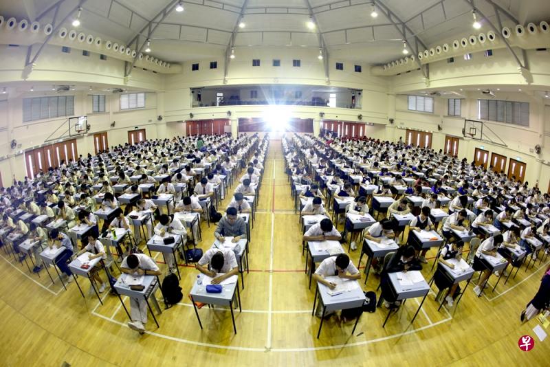 我国中学教育分流制在2024年起取消后,首届毕业生将领取全新的“新加坡—剑桥中学教育证书”。(档案照) 我国中学教育分流制在2024年起取消后,首届毕业生将领取全新的“新加坡—剑桥中学教育证书”。(档案照)