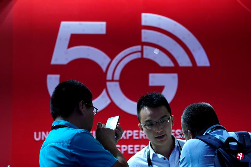 在上海举行的亚洲消费电子展上,参展商展示了推广5G网络的告示板。(路透社) 在上海举行的亚洲消费电子展上,参展商展示了推广5G网络的告示板。(路透社)