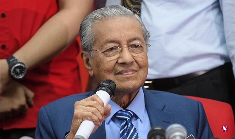 马哈迪认为,性爱视频是有心人士的龌龊手段,企图达成某些政治目的。(当今大马) 马哈迪认为,性爱视频是有心人士的龌龊手段,企图达成某些政治目的。(当今大马)