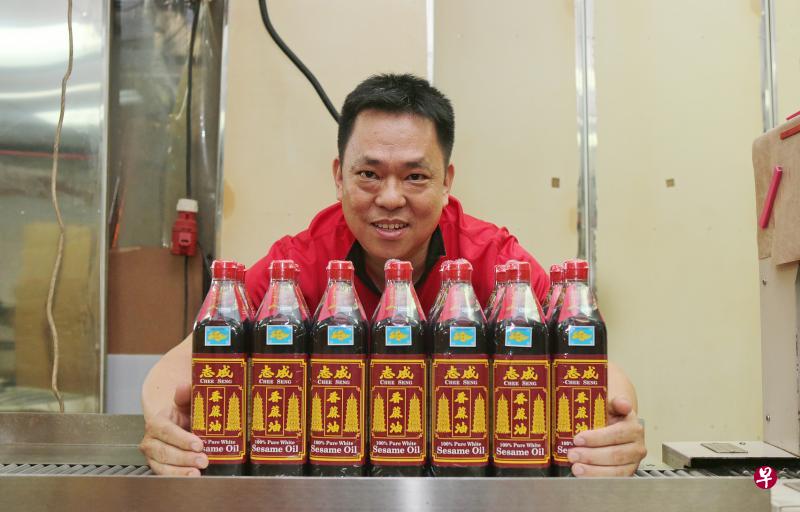 第三代掌舵人林启源四处寻觅，终为志成麻油换上品质更佳的玻璃瓶和瓶盖，颇受好评。（陈勇智摄）