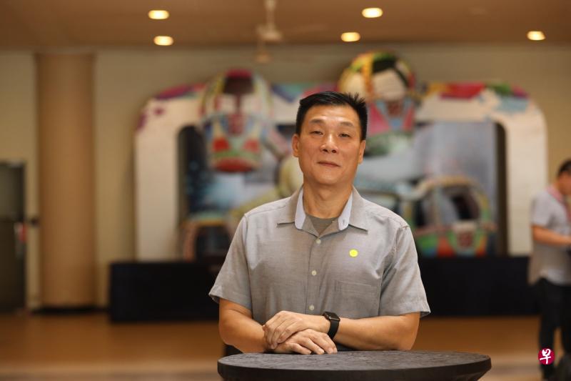 在职业辅导员的引导下，柯文昌学会如何改进自己撰写求职信和履历表的手法，也懂得面试时应该如何着装打扮，以及要让人留下好印象应持有的态度。（林泽锐摄）