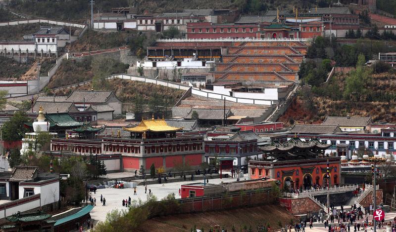 在对面的高山上俯视塔尔寺。 在对面的高山上俯视塔尔寺。