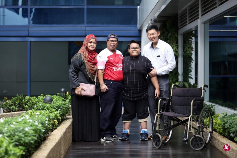 阿迪尔(右二)现在不仅能站起来走几步,最近还生平第一次穿上了普通的鞋子,摆脱昂贵的特制纠正鞋。右一是矫形外科顾问医生蓝凯业,左一和二是他的母亲和父亲。(李佳颖摄) 阿迪尔(右二)现在不仅能站起来走几步,最近还生平第一次穿上了普通的鞋子,摆脱昂贵的特制纠正鞋。右一是矫形外科顾问医生蓝凯业,左一和二是他的母亲和父亲。(李佳颖摄)