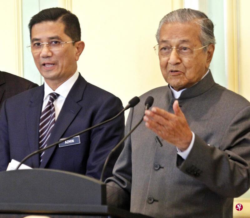 马来西亚首相马哈迪（右）周二在记者会上被询及有内阁部长涉及性爱视频时，表示不知情，而在马哈迪身边的阿兹敏在记者提问这起事件时神情淡定，全程保持微笑。（星洲日报）