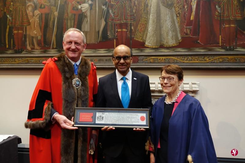 国务资政兼社会政策统筹部长尚达曼(中)获颁 伦敦金融城荣誉市民称号。(通讯及新闻部提供) 国务资政兼社会政策统筹部长尚达曼(中)获颁 伦敦金融城荣誉市民称号。(通讯及新闻部提供)