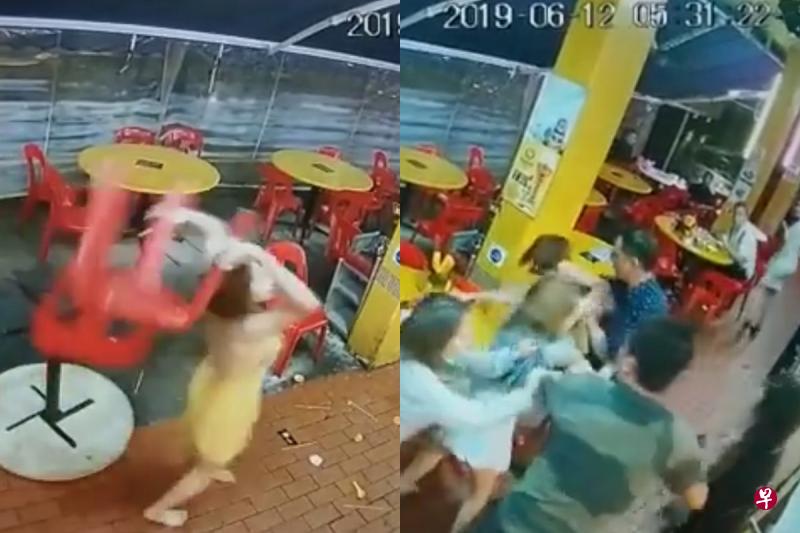 一群人扭打成一团,场面一发不可收拾(右图)。黄衣女子还拿起椅子猛丢向黑衣女子(左图)。(取自面簿) 一群人扭打成一团,场面一发不可收拾(右图)。黄衣女子还拿起椅子猛丢向黑衣女子(左图)。(取自面簿)