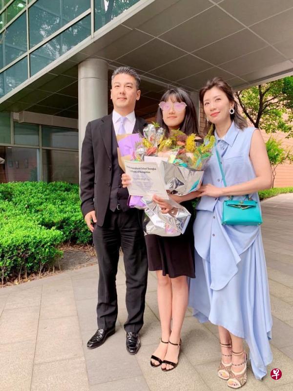贾静雯(右)与前夫孙志浩(左)一起出席女儿的毕业礼。 贾静雯(右)与前夫孙志浩(左)一起出席女儿的毕业礼。