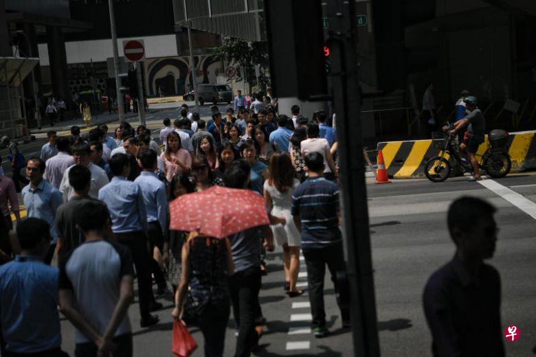 本地公务员下月可获得0.45个月的年中花红和一次性奖励。(档案照) 本地公务员下月可获得0.45个月的年中花红和一次性奖励。(档案照)