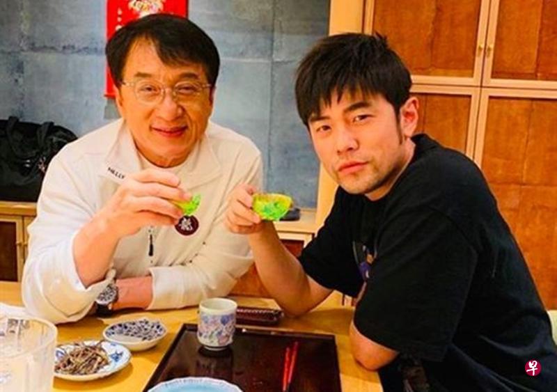 成龙约周董品尝下午茶挨轰。(互联网) 成龙约周董品尝下午茶挨轰。(互联网)