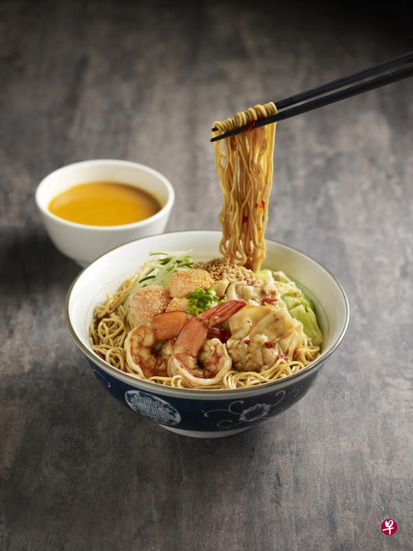 限定在两家新分店推出的特制三虾干捞面。 限定在两家新分店推出的特制三虾干捞面。