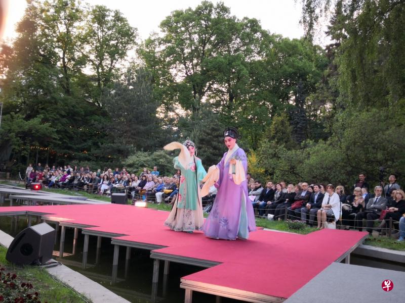 实景园林版昆曲《牡丹亭》在俄罗斯演出,获得观众盛赞。 实景园林版昆曲《牡丹亭》在俄罗斯演出,获得观众盛赞。