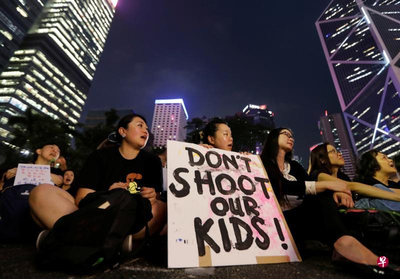 昨天傍晚在港岛金钟出席“香港母亲反送中集气大会”静坐活动的示威者。(路透社) 昨天傍晚在港岛金钟出席“香港母亲反送中集气大会”静坐活动的示威者。(路透社)