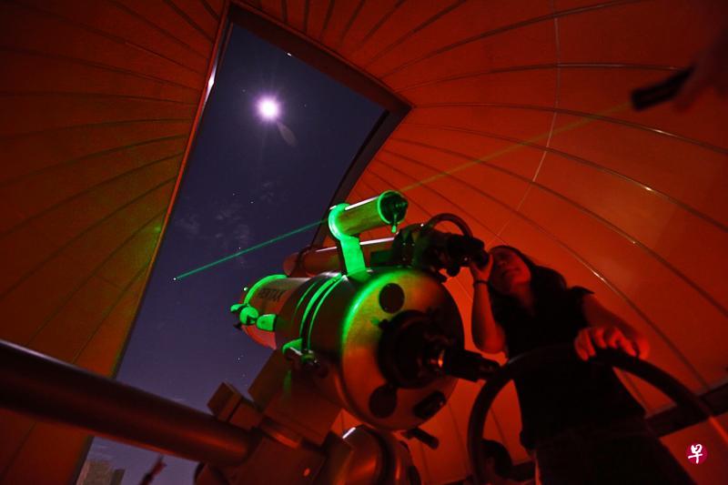 不少民众昨晚到科学馆观星台,通过天文望远镜观赏木星、土星同月亮并排的“双星伴月”景观。(李佳颖摄) 不少民众昨晚到科学馆观星台,通过天文望远镜观赏木星、土星同月亮并排的“双星伴月”景观。(李佳颖摄)
