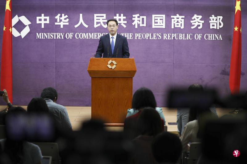 中国商务部昨天宣布,从昨天起调高针对来自美国与欧盟的进口高温承压用合金钢无缝钢管的反倾销税率。图为中国商务部新闻发言人高峰。 中国商务部昨天宣布,从昨天起调高针对来自美国与欧盟的进口高温承压用合金钢无缝钢管的反倾销税率。图为中国商务部新闻发言人高峰。