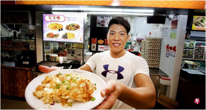 郑为德长相帅气,身材壮硕,吸引不少女性食客前来光顾。 郑为德长相帅气,身材壮硕,吸引不少女性食客前来光顾。