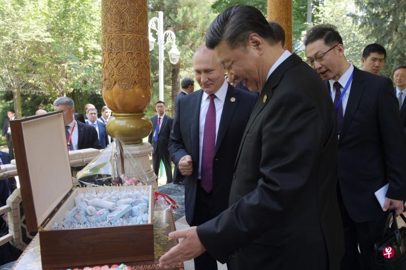 俄罗斯总统普京今天在塔吉克斯坦亲自向中国国家主席习近平祝贺66岁生日,并赠送俄罗斯冰淇淋。(法新社) 俄罗斯总统普京今天在塔吉克斯坦亲自向中国国家主席习近平祝贺66岁生日,并赠送俄罗斯冰淇淋。(法新社)