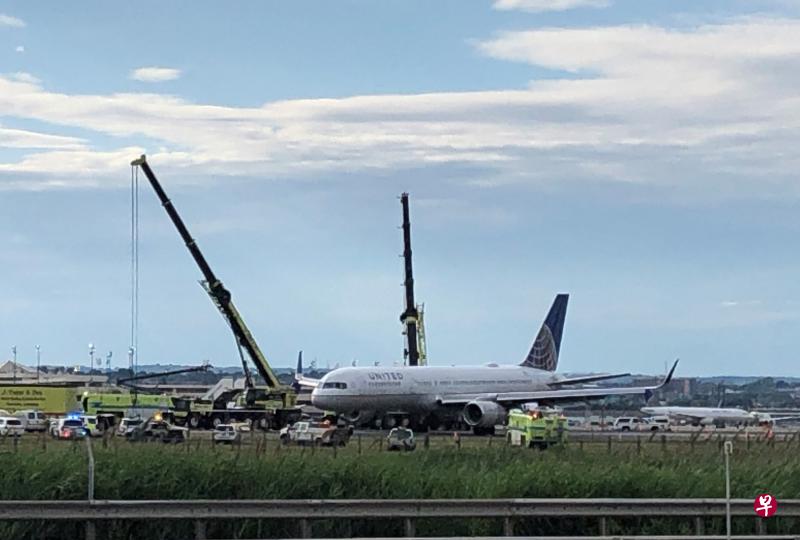 美联航客机降落时爆胎,所幸没有造成伤亡。(路透社) 美联航客机降落时爆胎,所幸没有造成伤亡。(路透社)