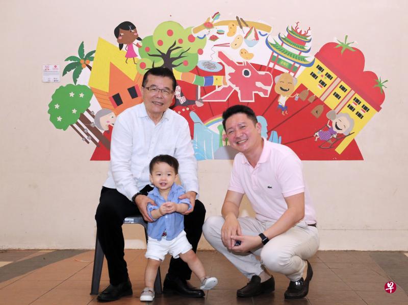 郭庭水、郭献川和郭文涛祖孙三代,名字都有水。受到父亲的影响,郭献川投身基层也水到渠成。(梁麒麟摄) 郭庭水、郭献川和郭文涛祖孙三代,名字都有水。受到父亲的影响,郭献川投身基层也水到渠成。(梁麒麟摄)