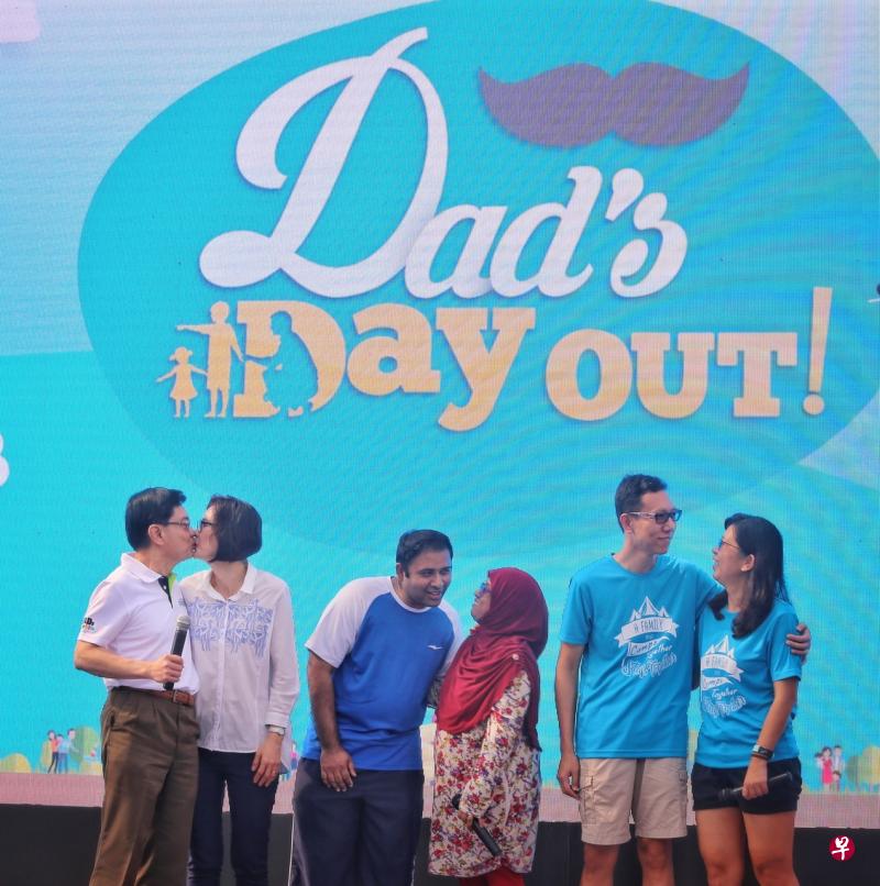 副总理兼财政部长王瑞杰(左一)和太太章慧霓出席父亲节活动,大方亲吻对方,以感谢彼此为孩子和家庭所付出的努力。(严宣融摄) 副总理兼财政部长王瑞杰(左一)和太太章慧霓出席父亲节活动,大方亲吻对方,以感谢彼此为孩子和家庭所付出的努力。(严宣融摄)