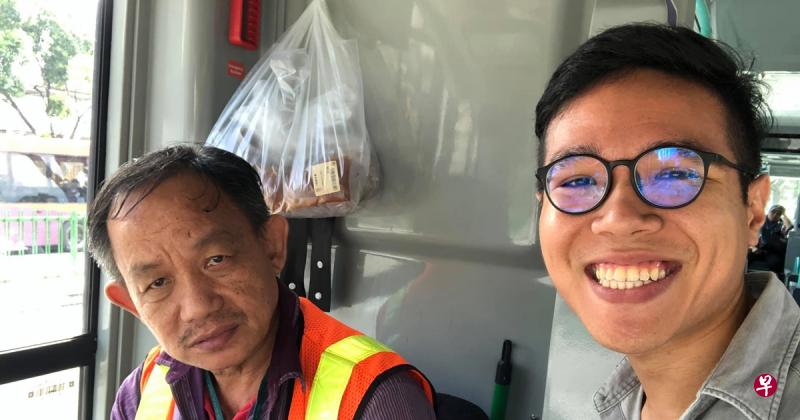 李登辉(右)把好心巴士司机自备面包送给建筑工人的事放上网,希望分享车长的无私精神。(受访者提供) 李登辉(右)把好心巴士司机自备面包送给建筑工人的事放上网,希望分享车长的无私精神。(受访者提供)