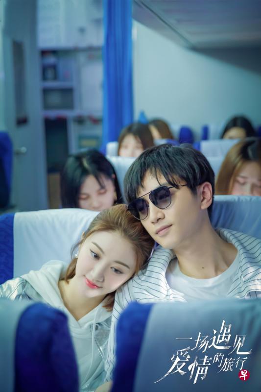 景甜(左)与陈晓饰演的男女主角,搭上开往香格里拉的“直播旅行房车”。 景甜(左)与陈晓饰演的男女主角,搭上开往香格里拉的“直播旅行房车”。