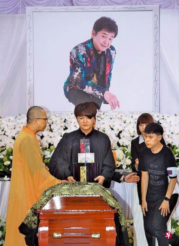 贺一航独子曾治豪(中)悲痛送父亲最后一程。(互联网) 贺一航独子曾治豪(中)悲痛送父亲最后一程。(互联网)