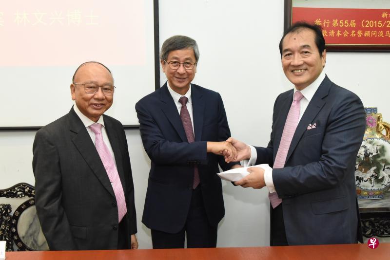 年满两届的前任会长洪静源(左)在就职典礼上完成交接,由林宝顺(右)出任揭阳会馆新会长,过程由会馆名誉顾问林文兴(中)监誓。(受访者提供) 年满两届的前任会长洪静源(左)在就职典礼上完成交接,由林宝顺(右)出任揭阳会馆新会长,过程由会馆名誉顾问林文兴(中)监誓。(受访者提供)