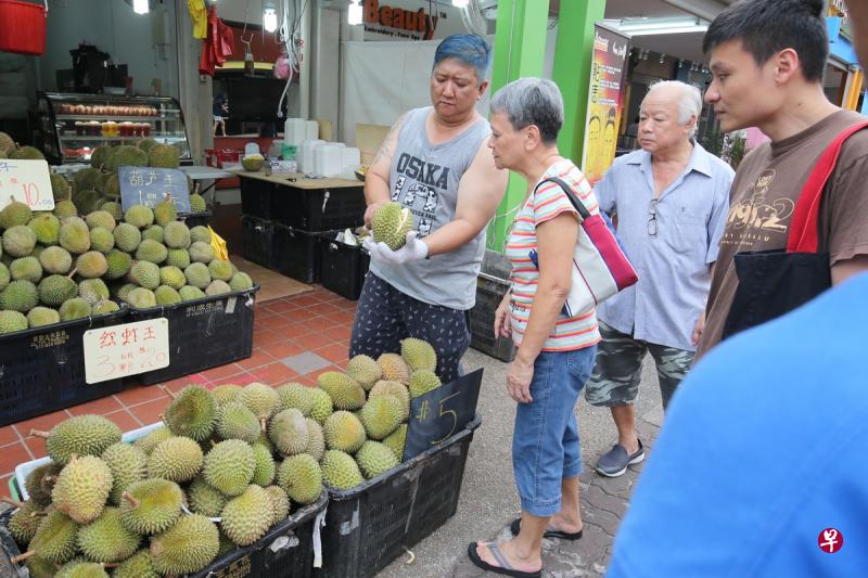 宏茂桥中心在过去两个月增加三家新水果店售卖榴梿,成为榴梿饕客好去处。 宏茂桥中心在过去两个月增加三家新水果店售卖榴梿,成为榴梿饕客好去处。