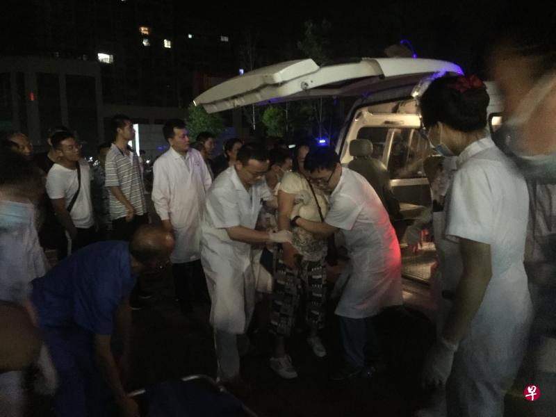 在长宁县中医院,医务人员正救治地震中的伤者。(新华社) 在长宁县中医院,医务人员正救治地震中的伤者。(新华社)