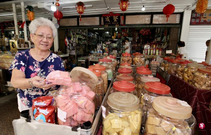 开业逾半个世纪的坚成杂货店,店里一个个用来装饼干的巨型玻璃罐子别有风味,老板林奉爱感叹如今居民搬的搬,生意越来越难维持,杂货店可能会提前停业。(邬福梁摄) 开业逾半个世纪的坚成杂货店,店里一个个用来装饼干的巨型玻璃罐子别有风味,老板林奉爱感叹如今居民搬的搬,生意越来越难维持,杂货店可能会提前停业。(邬福梁摄)