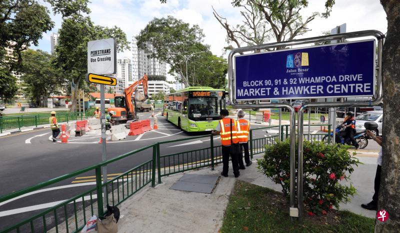 陆交局昨早派人到该处施工,铲平中央岛,改善交通圈设计。(邝启聪摄) 陆交局昨早派人到该处施工,铲平中央岛,改善交通圈设计。(邝启聪摄)