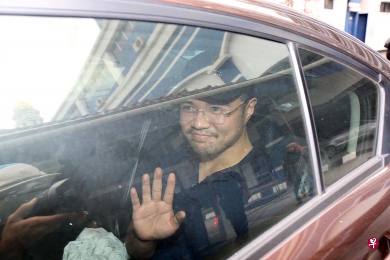 阿兹哈兹自称是性爱视频事件受害者。他上周五被警方逮捕,隔日获准保释。当时他离开警局时一脸从容,还微笑着向媒体镜头挥手致意。(档案照片) 阿兹哈兹自称是性爱视频事件受害者。他上周五被警方逮捕,隔日获准保释。当时他离开警局时一脸从容,还微笑着向媒体镜头挥手致意。(档案照片)