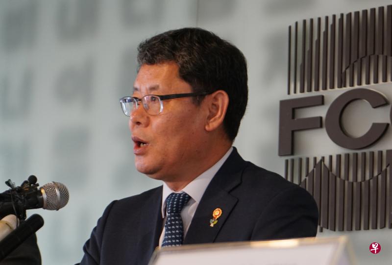 6月4日,韩国统一部长官金炼铁针对驻韩外媒举行记者会,发布把韩朝非军事区发展为和平旅游地的计划。(中新社) 6月4日,韩国统一部长官金炼铁针对驻韩外媒举行记者会,发布把韩朝非军事区发展为和平旅游地的计划。(中新社)